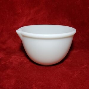 Vintage White Milk Glass Mixing Bowl With Pour Spout 4 cup Unbranded